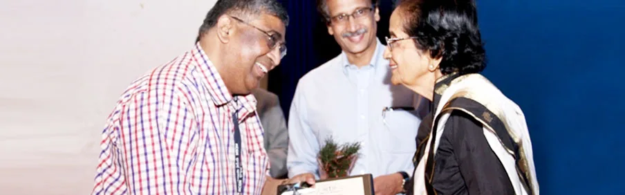 Alumni presenting an award