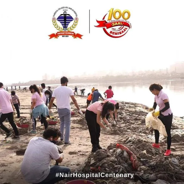 TNMC students cleaning beaches along the Mithi River